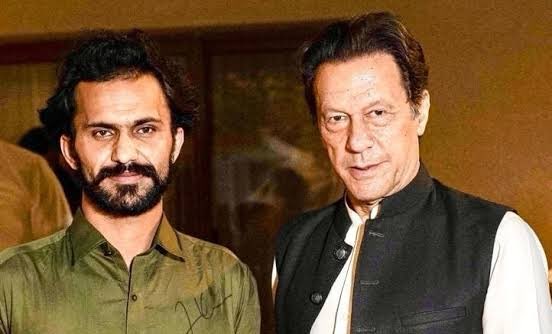 میں نے کبھی زندگی میں نہیں سوچا تھا کہ مُجھے کبھی سالار وزیر کی بھی تعریف کرنی پڑے گی

لیکن سالار وزیر تُمھارا شُمار بھی آئندہ بہادروں میں ہو گا، ہر اُس شخص کو سلام جو اِس وقت کپتان کی صحت کو لے کر مُزاحمت دیکھا رہا ہے

👏👏
