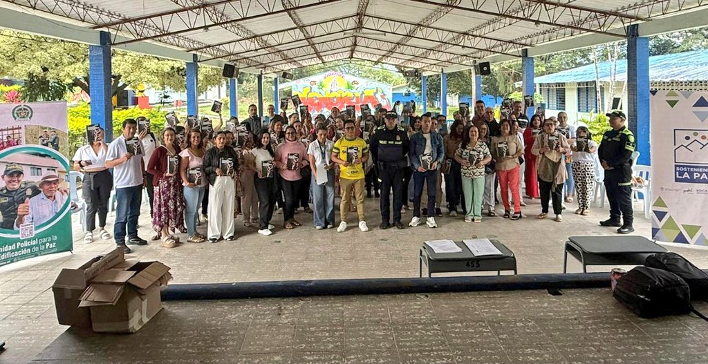 En #Algeciras, 118 docentes fueron capacitados por <a href="/PoliciaUNIPEP/">Edificadores de Paz</a>, Infancia y Adolescencia y la Organización Internacional para las Migraciones en prevención del reclutamiento de niños, niñas y adolescentes. Fortalecemos entornos protectores y rutas de denuncia.

#HuilaMásSeguro