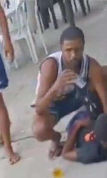 victtor_silva7's tweet photo. @CAOSNORJ021 Amigo do cara baleado e ele não larga o copão e a Lolo da mão. https://t.co/lg6tQVgSMg