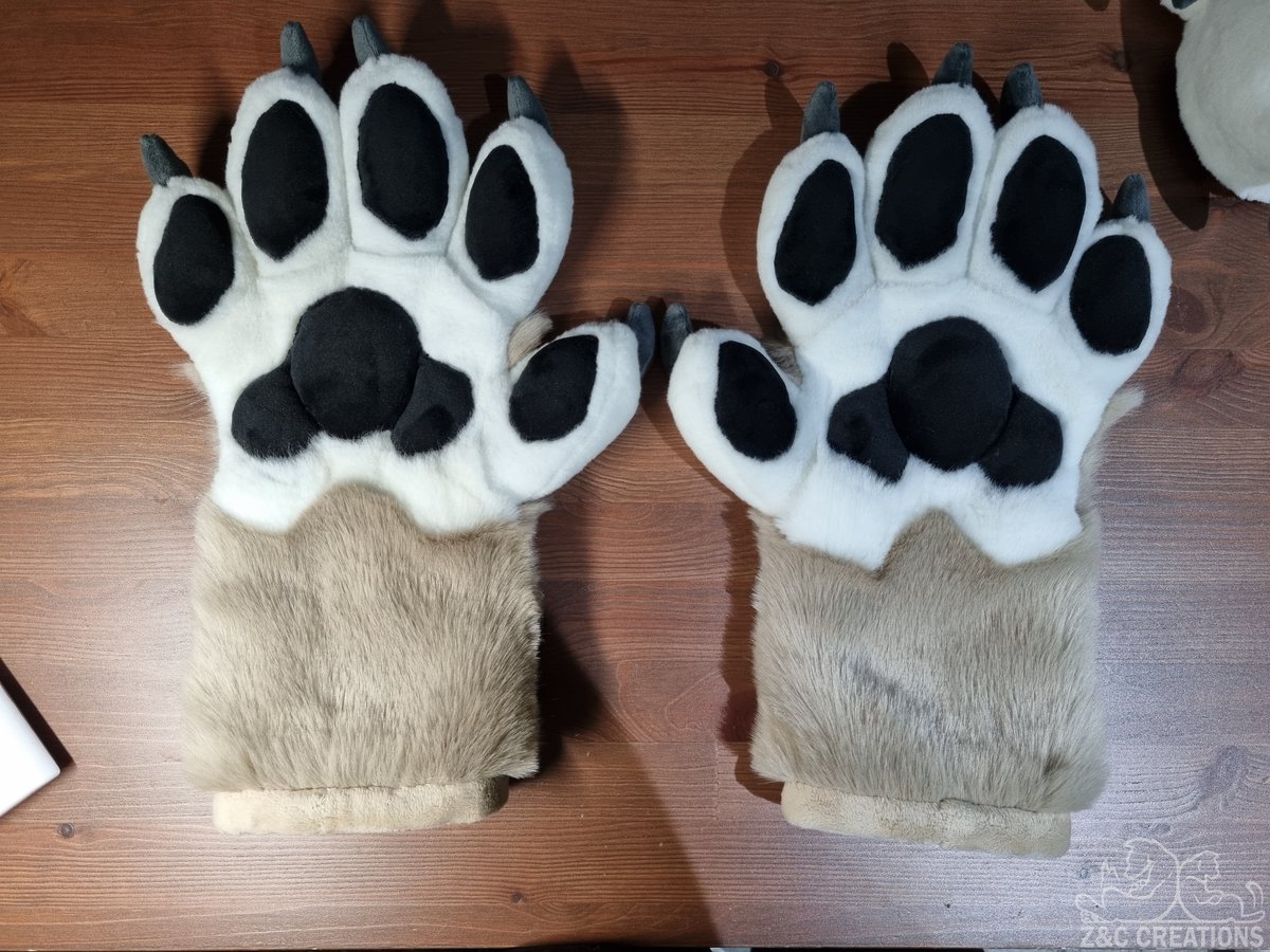 ZCCreations's tweet image. 🐾 As promised, the paws are finished.
How do you like them? 👀✨

#ZCCreations #WorkInProgress #FursuitFriday