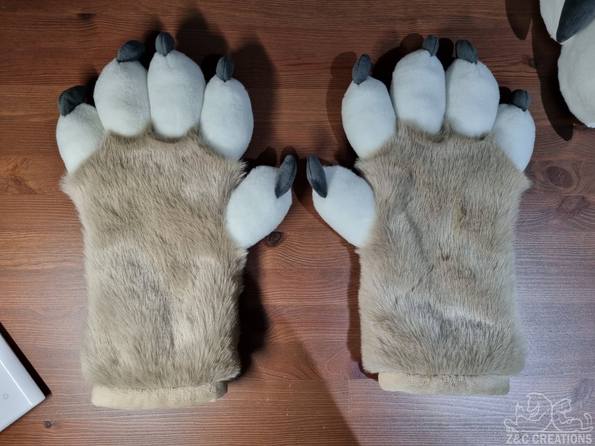 ZCCreations's tweet image. 🐾 As promised, the paws are finished.
How do you like them? 👀✨

#ZCCreations #WorkInProgress #FursuitFriday