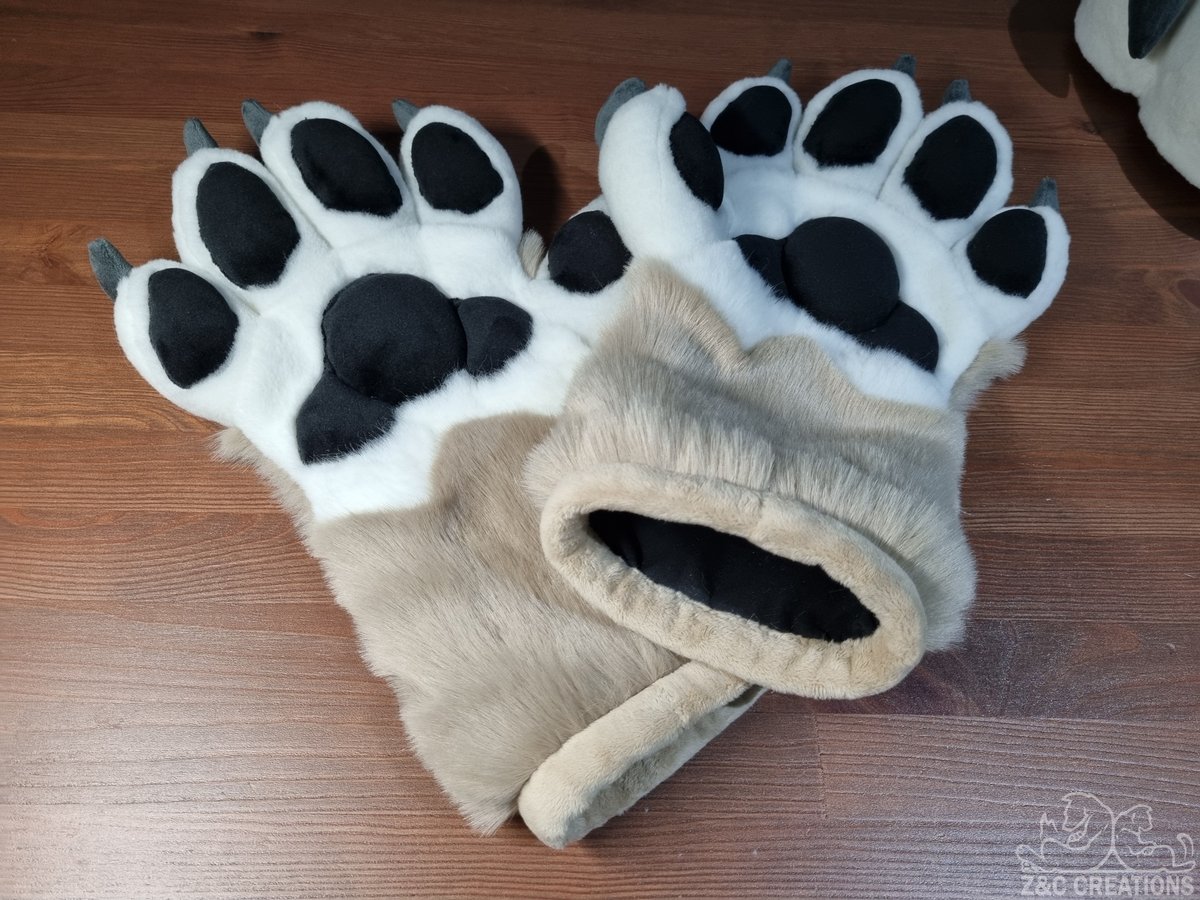 ZCCreations's tweet image. 🐾 As promised, the paws are finished.
How do you like them? 👀✨

#ZCCreations #WorkInProgress #FursuitFriday