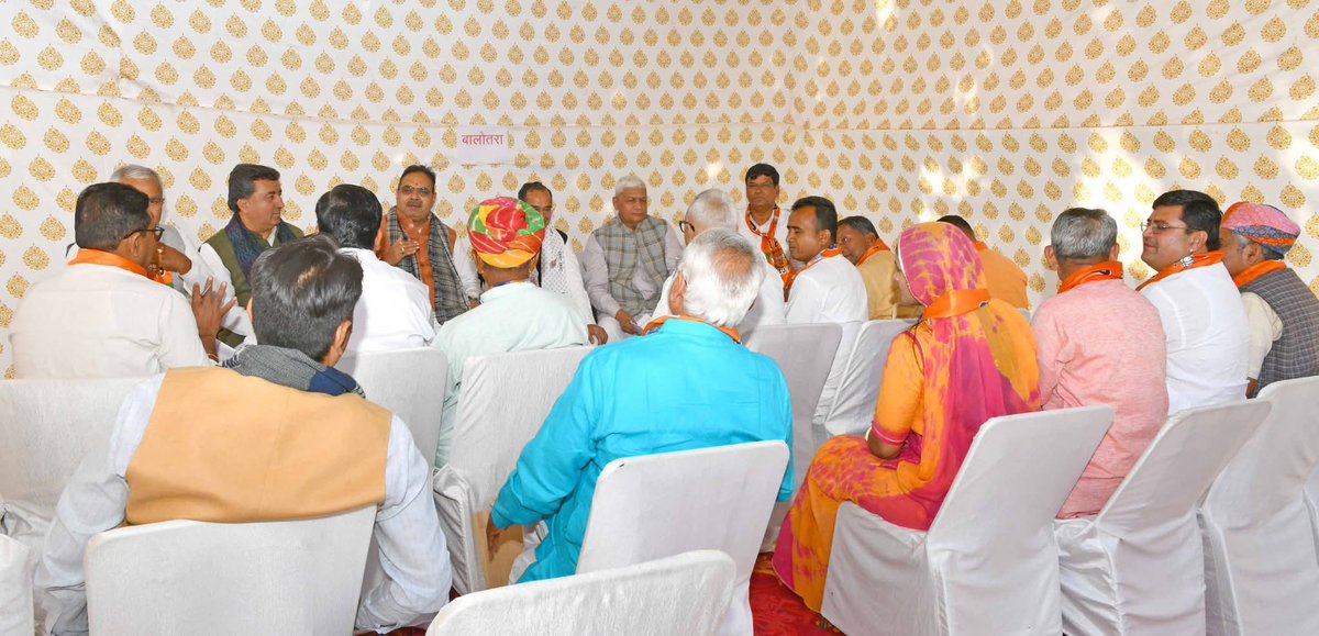 kesharambjp's tweet photo. कल जयपुर स्थित मुख्यमंत्री आवास पर जोधपुर संभाग के प्रमुख कार्यकर्ताओं की एक महत्वपूर्ण बैठक माननीय मुख्यमंत्री श्री भजनलाल शर्मा के साथ ली 
📍जयपुर

#jaipur #bjp4rajasthan #bjp4development #kkvishnoi https://t.co/BNcS8mZ8T7