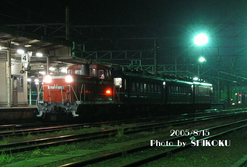 あとは快速「ムーンライト高知・松山」の、この多度津での分割・発車