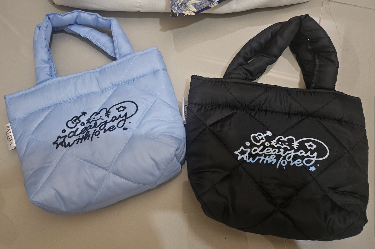 ชั้นอวดสิ่งนี้ก่อน ทุกคน เจสเตจะมีกุ้ดจริงๆจังๆแบบจริงๆจังๆแล้วจ้า อยากร้องไห้มาด นัดน้องๆมาช่วยถ่ายรุป เปนนางแบบเสื้อให้แล้ว รุปกุ้ดจะถุกลงพรีวิวโคสะนาเสาร์นี้ ตื่นเต้นๆ