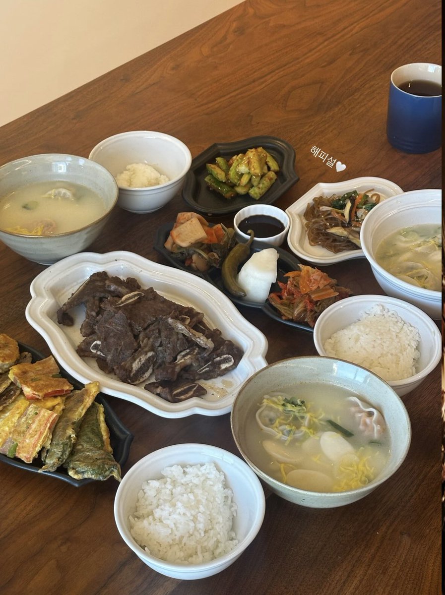 Starting the new year with a hearty meal and surrounded by loved ones. I'm grateful that Eun Jin Unnie shared this peaceful moment today. 
Looking at the arrangement of these traditional dishes on New Year's Day, it's simple, complete, and heartwarming.

#AhnEunJin