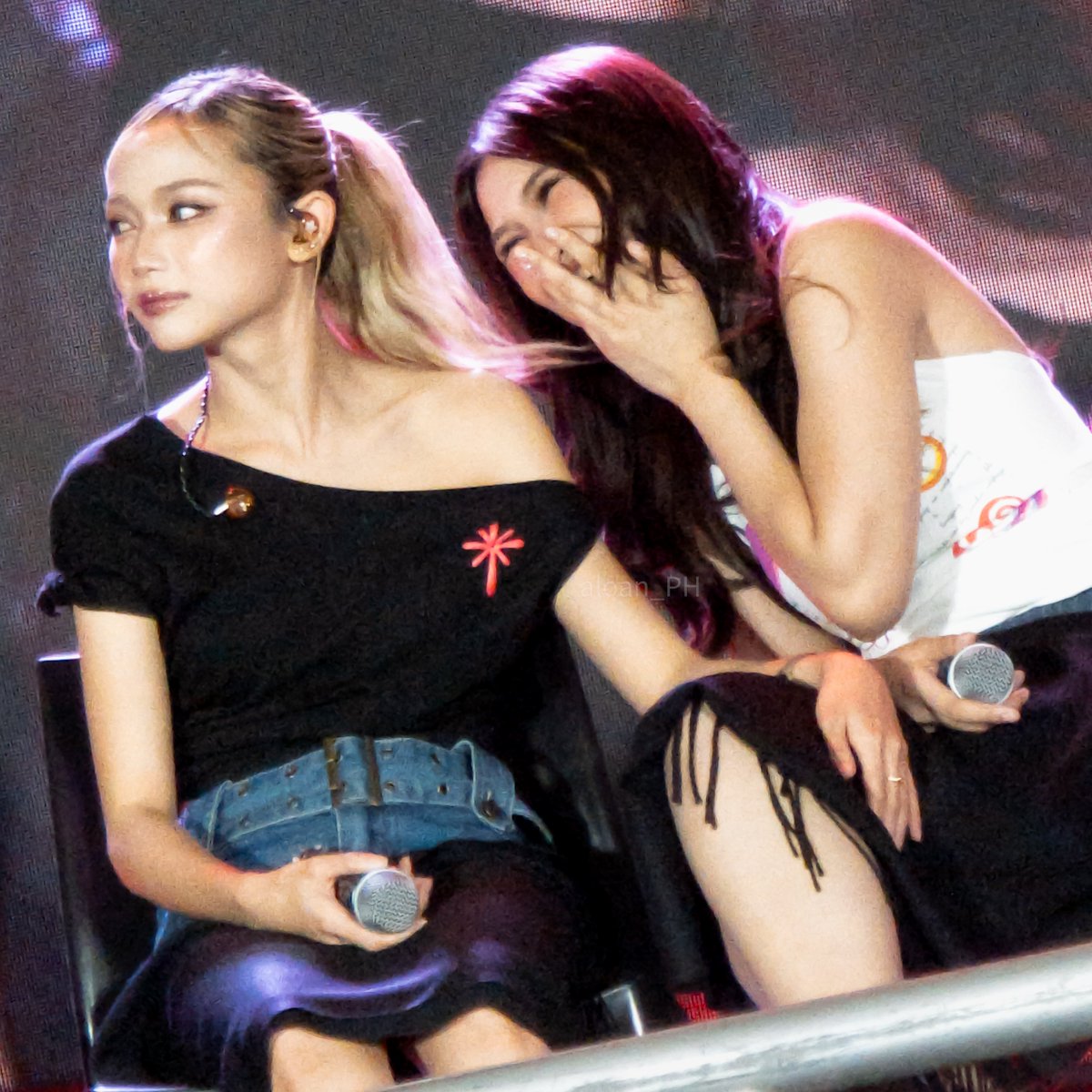 .<a href="/bini_gwen/">GWEN APULI</a> : 😏🫳
.<a href="/bini_jhoanna/">Jhoanna Robles 🦋</a> : 🤭

📸: <a href="/aloan_PH/">aloan</a>

BINI VDAY KILIGAN FEST

#BINI #BINI_KiliganFest #Blooms