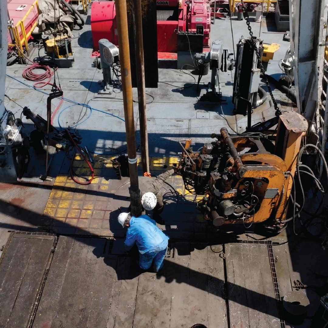 CExploration's tweet photo. Crew working on deck.

#Americanoil #usaoil #oilinvesting #oilandgas #taxadvantages #potentialmonthlyincome #investing #diversifyportfolio #knowthedrill #howtoinvestinoil #crownexploration #oildrilling #oilexploration https://t.co/R3N9CjyYXA