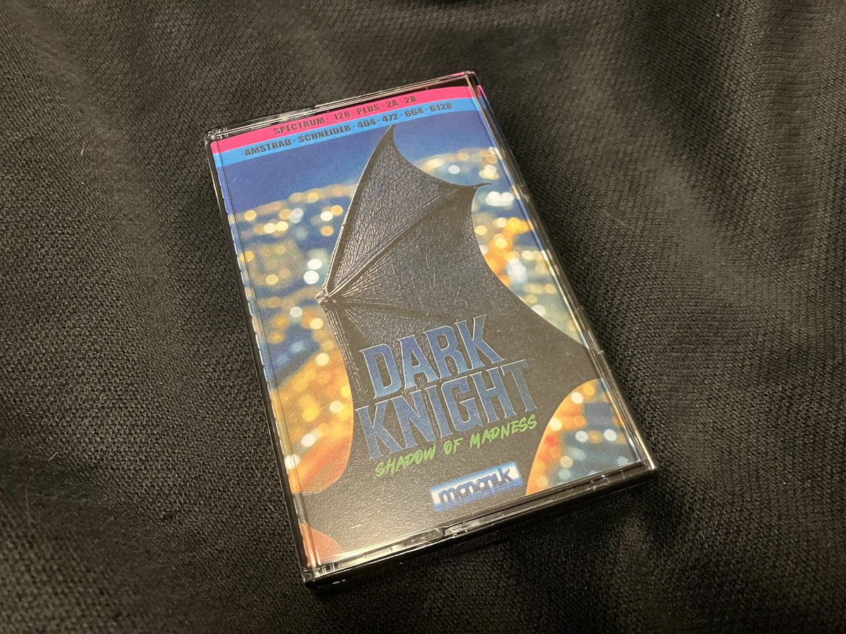 star2024's tweet photo. El titán @_mananuk ofreció hace unos meses un trememundo pack made-in-house de 'Dark Knight: Shadow of Madness', cinta con dos modos de juego en versiones Spectrum y Amstrad. Ahora llega la edición sencilla en [ https://t.co/KVRwThLqk9] y en [ https://t.co/btYdnDkrPQ]. Flipa. https://t.co/YT1ehGMKT6