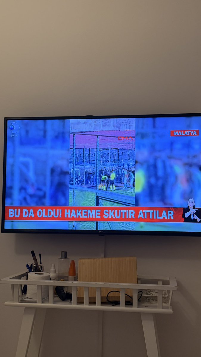 serhatalkaya's tweet photo. SKUTIR ne be kardeşim? Nasıl bir cahilliktir.Haberci olacaksınız bir de! Bir kişi uyarmadı mı böyle yazılmaz diye? 
#kanaldhaber @KanalD #scooter #skutır #kanald https://t.co/JpaSnA0Izy