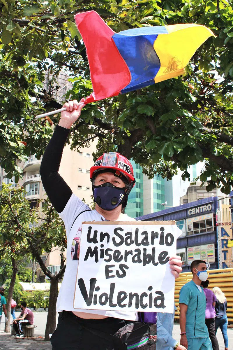 Los trabajadores venezolanos aún esperan el aumento del salario mínimo, que ha estado estancado desde marzo de 2022.

Aun cuando bajo el concepto de "ingreso mínimo integral" se incluyen diversos bonos, estos no son considerados salario.

Esto supone una pérdida de derechos (1/4)