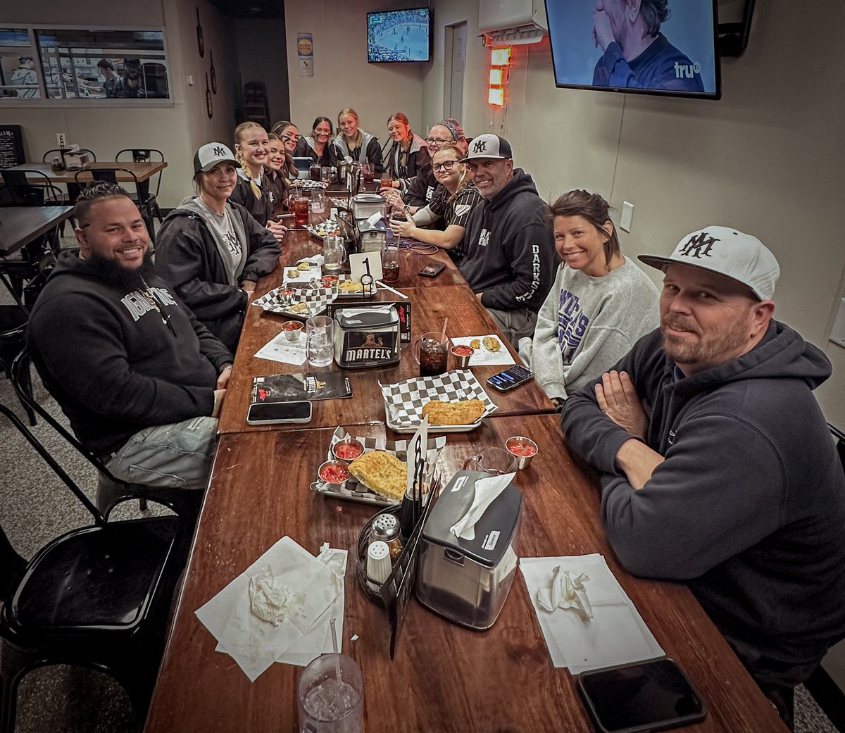PeytonWendorf27's tweet photo. ❤️Sharing food is a universal act of hospitality and companionship that bridges gaps between strangers and can build up community. #breakbread #AthleticsMercadoTN #lovemyteam
@AMGold27Wicks
#softballlife #travelball https://t.co/zeOjnXipsb