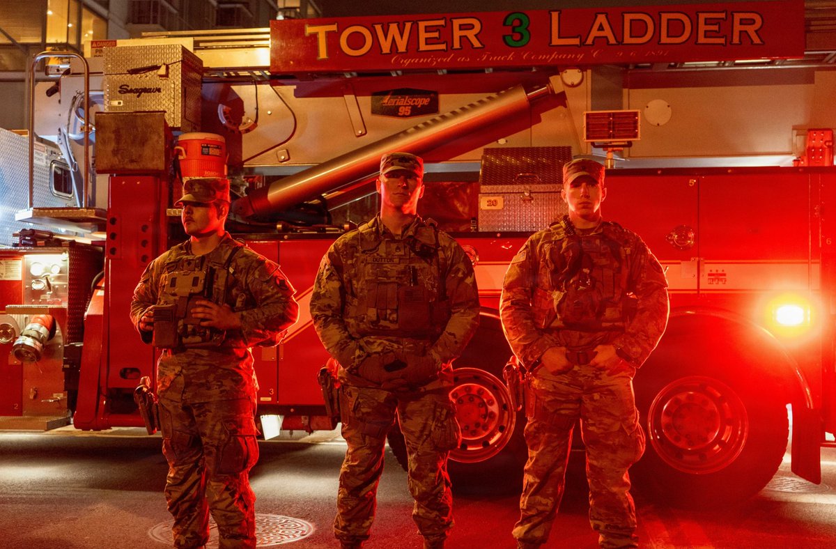 DCGuard1802's tweet photo. U.S. Soldiers from the 2nd Battalion, 142nd Field Artillery Brigade @arkansasguard, assist the District of Columbia Fire and Emergency Medical Services (D.C. Fire and EMS) with traffic control during an emergency response in Washington. #AlwaysReady #AlwaysThere https://t.co/jIFPHkmLaC
