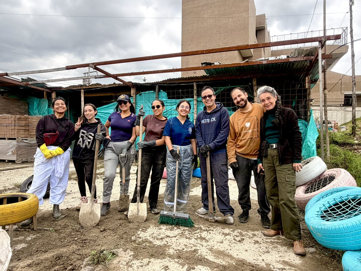 BronxDC_Bogota's tweet photo. Hoy las raíces encontraron nuevo suelo.
Entre palas, herramientas y trabajo en equipo, seguimos construyendo la Bogotá que soñamos: una ciudad que se cultiva por y para la comunidad.
Porque la transformación se trabaja con las manos. 🌿
#EsquinaRedonda #Huerta #trasteo #Bogotá #HablemosBienDeBogotá