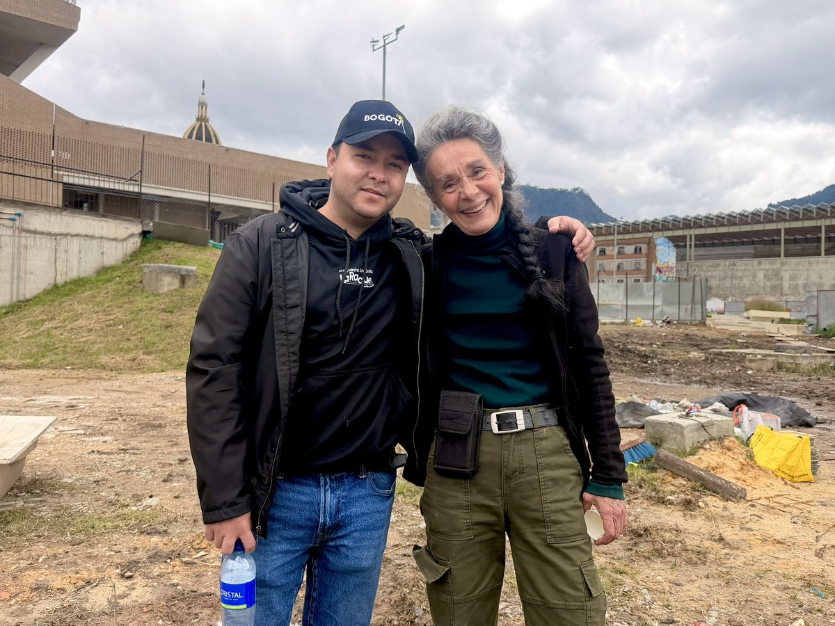 BronxDC_Bogota's tweet photo. Hoy las raíces encontraron nuevo suelo.
Entre palas, herramientas y trabajo en equipo, seguimos construyendo la Bogotá que soñamos: una ciudad que se cultiva por y para la comunidad.
Porque la transformación se trabaja con las manos. 🌿
#EsquinaRedonda #Huerta #trasteo #Bogotá #HablemosBienDeBogotá