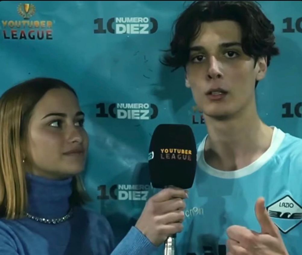 ImmobileThe's tweet photo. Un bacio al cielo #Damiano 🙏

#SSLazio https://t.co/EKlKDUXlTV
