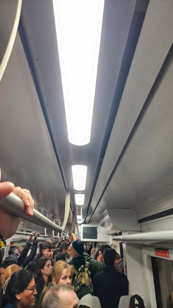 Un día pasará algo grave y matareis cientos de personas,trenes pequeños en horas puntas = chuzmas que entran sin importar el aforo...=catástrofe... se puede evitar haciendo una buena logística...@renfe <a href="/AfectRodalies/">Afectats Rodalies</a> <a href="/rod4cat/">R4 Rodalies 🤖</a> <a href="/rodalies/">Rodalies Catalunya</a>