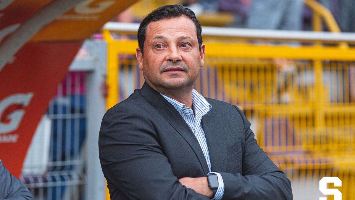 Jeaustin Campos > Robert Moreno, Patrick Kluivert

¿Qué opinan? 👀🤔