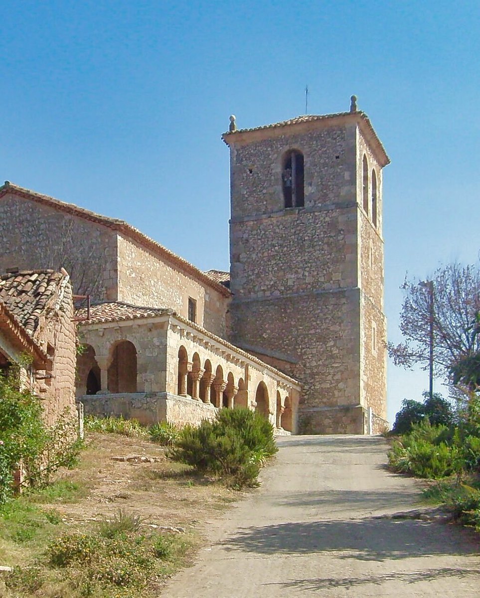 Y así, por esta empinada calleja, se llega a la iglesia de San Miguel Arcángel de Andaluz, de las más emblemáticas del románico soriano #BuenasTardes