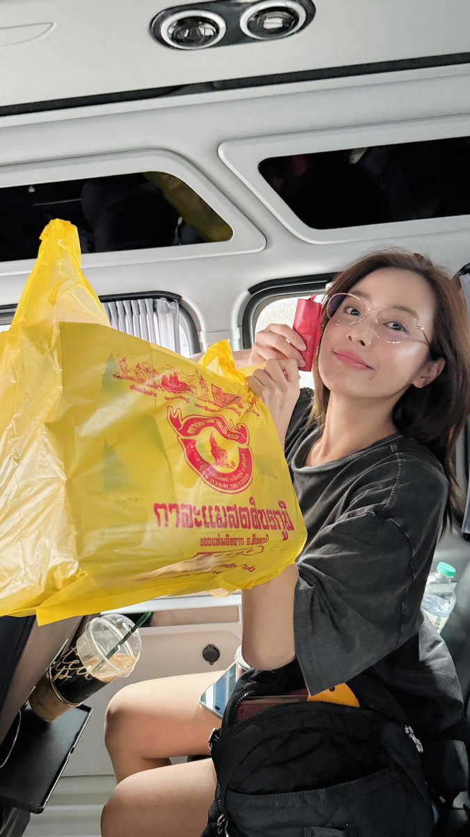 ThaninnutToy's tweet image. จำได้ว่าโลที่ถ่าย ใกล้ร้านกาละแมร้านนี้มาก ชวนยายไปนั่งคาเฟ่ และเหมากาละแมไปฝากคนในกอง ป้ายยาของอร่อยโดย สราลี