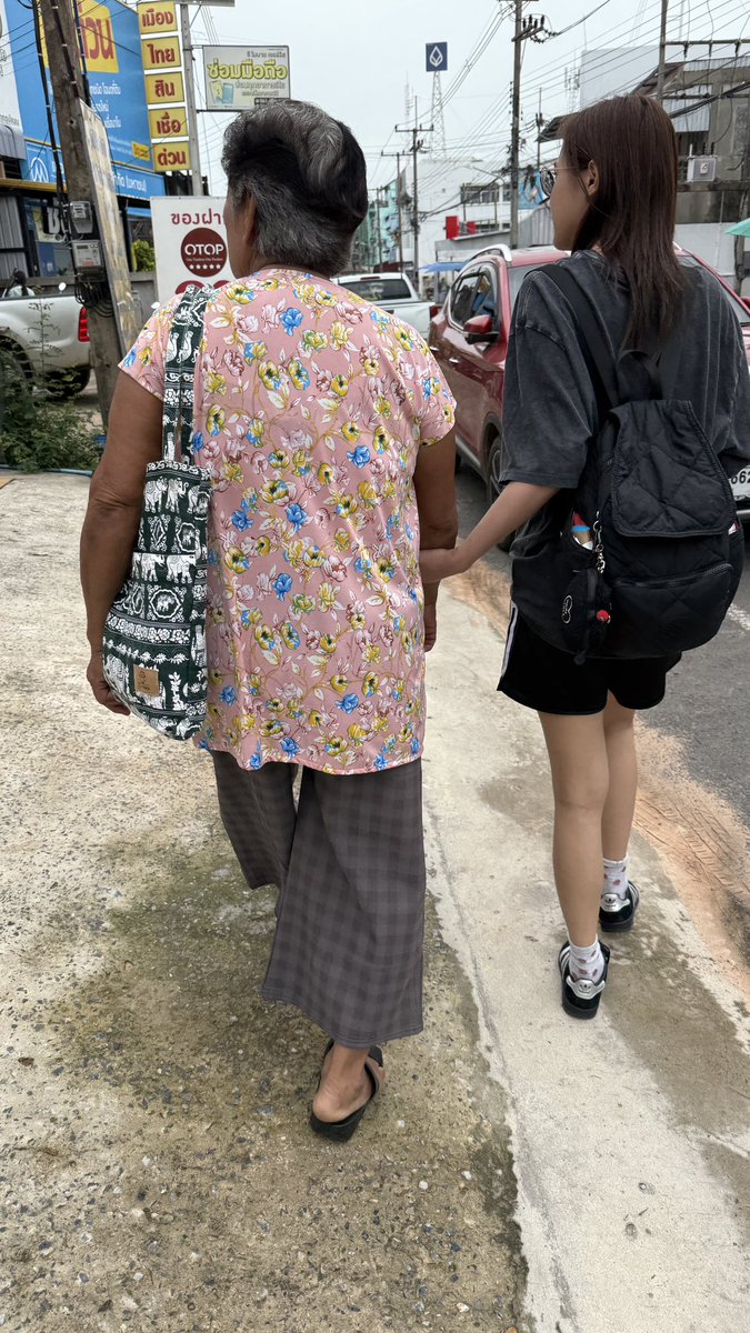 ThaninnutToy's tweet image. จำได้ว่าโลที่ถ่าย ใกล้ร้านกาละแมร้านนี้มาก ชวนยายไปนั่งคาเฟ่ และเหมากาละแมไปฝากคนในกอง ป้ายยาของอร่อยโดย สราลี