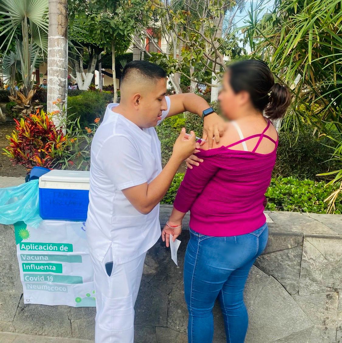 El <a href="/IMSS_Mor/">IMSS Morelos</a> invita a la población a aplicarse  las vacunas contra la #influenza, #COVID-19 y #sarampión. Las vacunas están disponibles en las 24 Unidades de Medicina Familiar (UMF) y en diversos espacios públicos del estado.