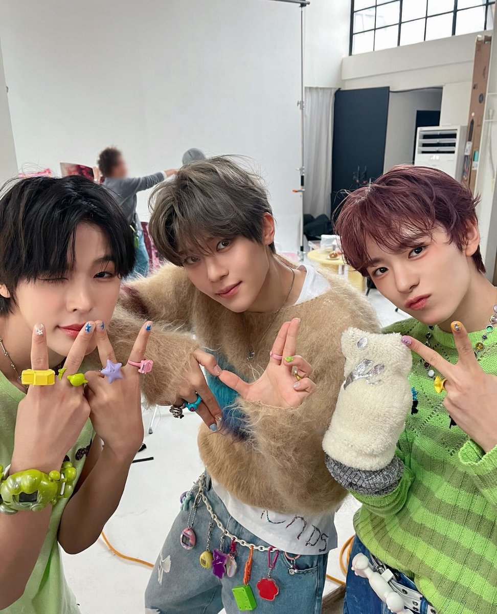 bakadoras's tweet photo. please bring back nail art for their next album 🙏🙏🙏 https://t.co/BUuo4a7DyK