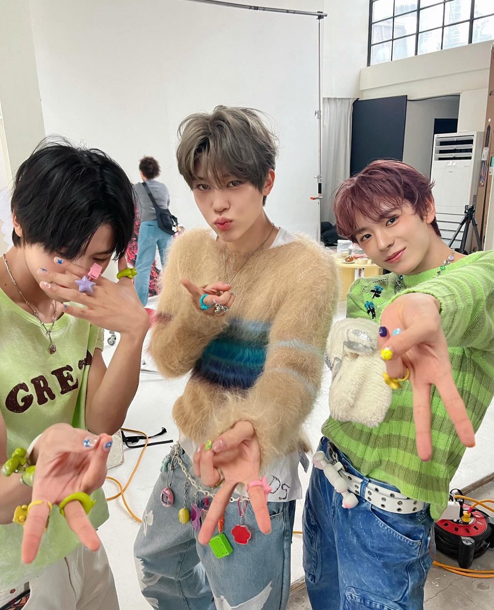 bakadoras's tweet photo. please bring back nail art for their next album 🙏🙏🙏 https://t.co/BUuo4a7DyK