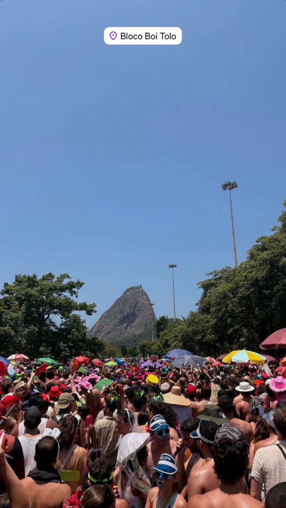 felipelaau's tweet photo. e eu que levei uma unhada sem querer e pulei carnaval com um vermelho na testa kkkkk https://t.co/Er9bOMepxM