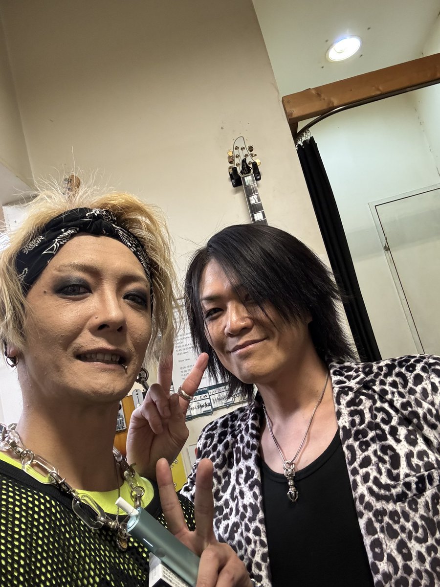 katsuguitarlove's tweet photo. @kenji_kondo 
ケンジさん本当にありがとうございました！そして誕生日おめでとうございます！
最高でした！！LOVE❤️ https://t.co/o4CDUdGz5c