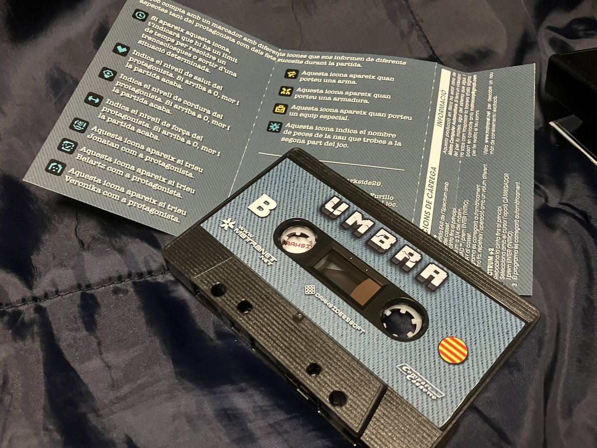 star2024's tweet photo. Colofón spectrumero: 'Umbra' de @darkside29retro, una aventura espacial dividida en dos partes y jugables independientemente, disponible en cuatro idiomas: castellano, inglés, euskera y catalán por separado para que vds. inviertan los dineros en el idioma que más le haga tilín. https://t.co/0FMO5E8FY8