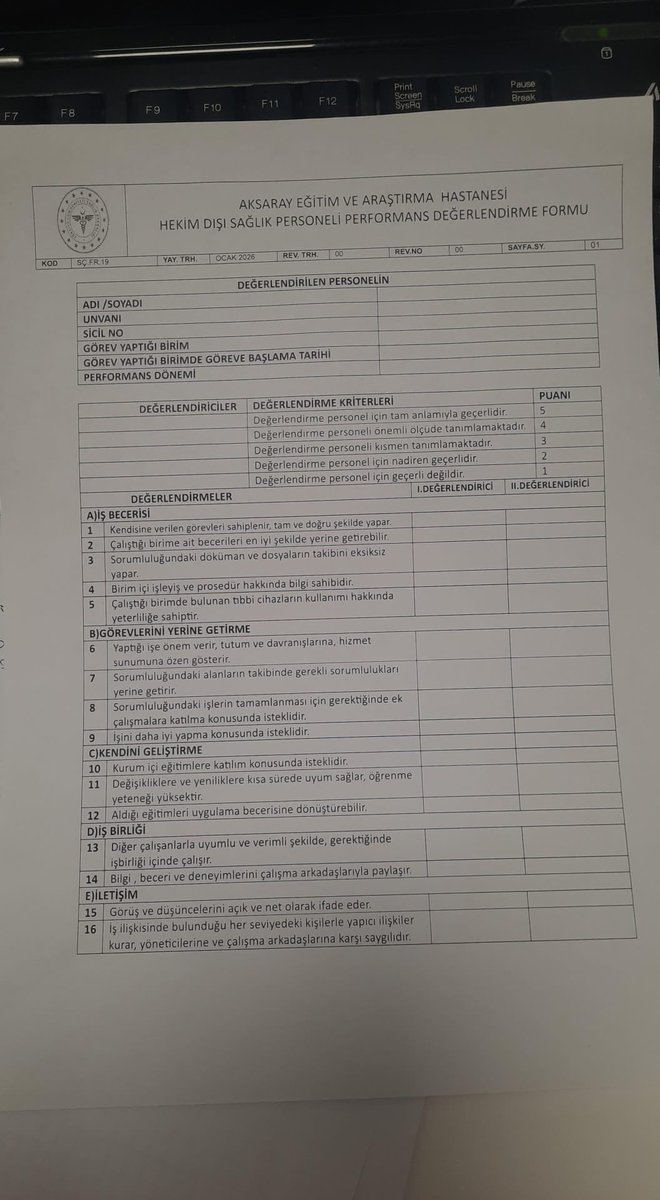 Sayın Bakanım <a href="/drmemisoglu/">Prof. Dr. Kemal Memişoğlu</a> 

Bu ekte gördüğünüz form Aksaray Eğitim Araştırma Hastanesinde görevli Sağlık Bakım Hizmetleri Müdürü tarafından hazırlanmış  “Hekim Dışı” Personel performans değerlendirme formu.

Bu formu sorumlu hemşirelere verip personeli değerlendirin denmiş.