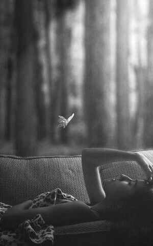 En una extraña y cómoda soledad
pensamientos de nuestra intimidad se asoman a mi piel
Tu recuerdo me desviste el alma
enciende cada rincón dormido
con la memoria de tus manos
Habitas mi respiración
suave y persistente
ardes lento
en el silencio de la noche