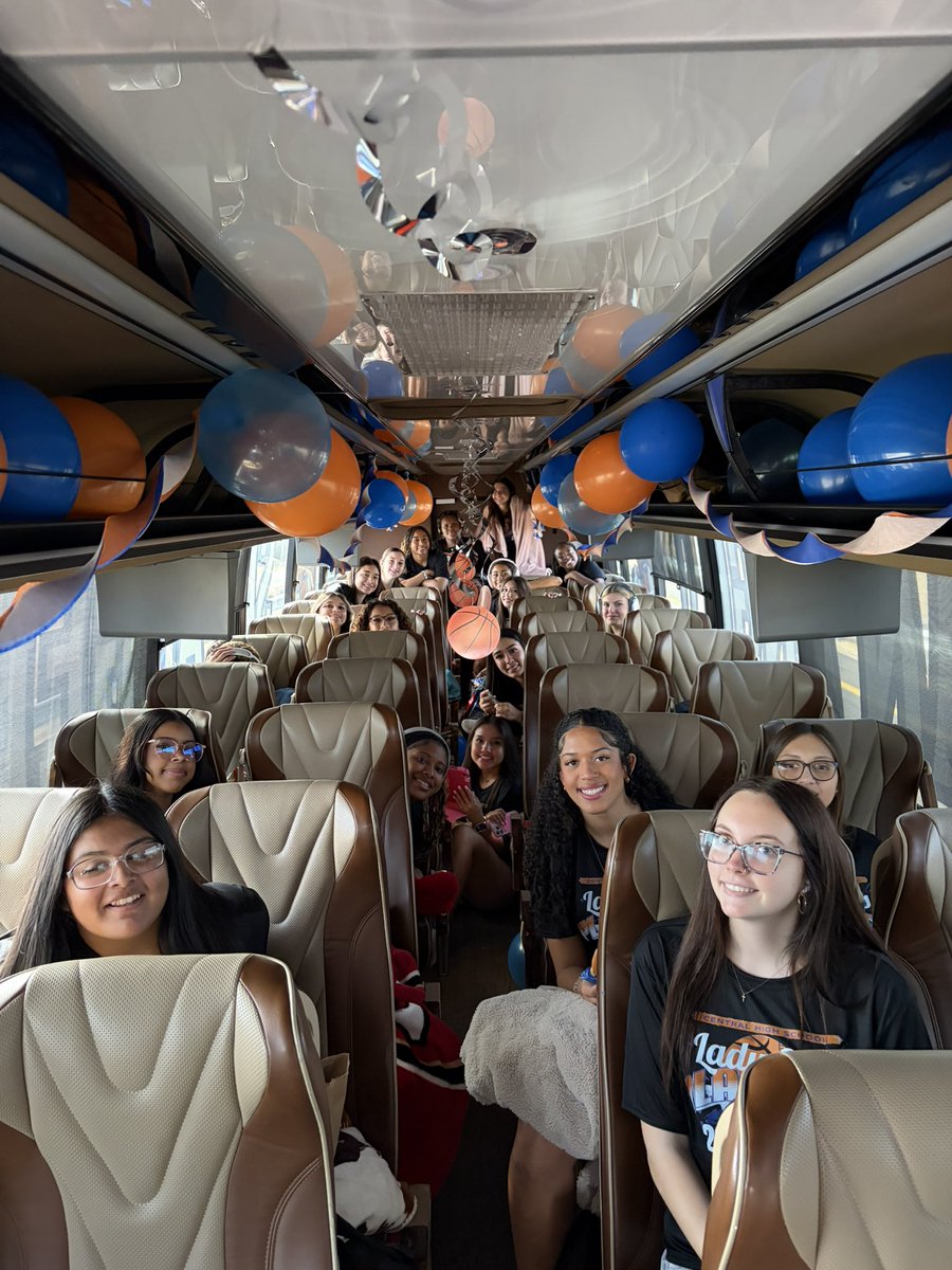 centralcathoops's tweet image. The Lady Cats are on the road for the first round of playoffs! 🏀Thank you to everyone who came to the sendoff, we appreciate your support! 💙🧡 

Let’s go Lady Cats! Sic Em🐾 #BELIEVE 
@SAISD_Athletics @SanAngeloISD