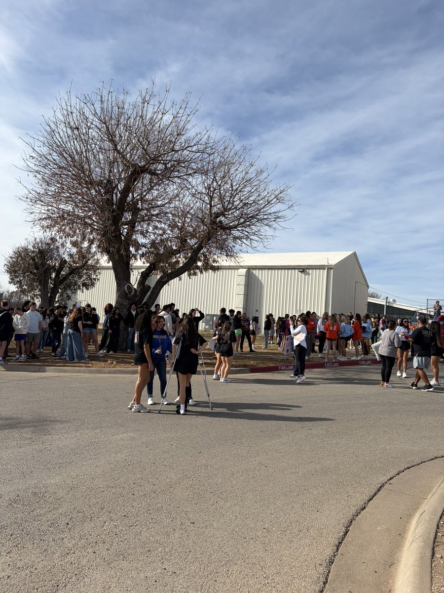 centralcathoops's tweet image. The Lady Cats are on the road for the first round of playoffs! 🏀Thank you to everyone who came to the sendoff, we appreciate your support! 💙🧡 

Let’s go Lady Cats! Sic Em🐾 #BELIEVE 
@SAISD_Athletics @SanAngeloISD