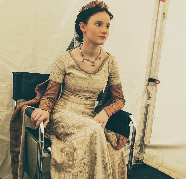 bearssegi's tweet image. look at the difference between the "simple" yellow dresses of the nepo lady and the princess of dragonstone 🥴🥴