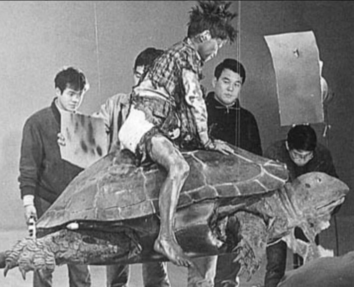 この店名を見て #岡本太郎 さんじゃ無く #ウルトラQ 「育てよ！カメ