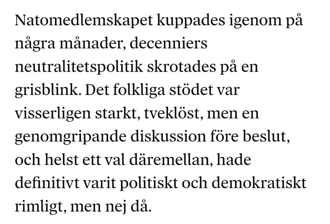 Medlemsskap diskuterades i närmare 75 år innan beslut om att ansöka röstades igenom av en överväldigande riksdagsmajoritet under en S-regering, för efter mellanliggande val bekräftas av en överväldigande riksdagsmajoritet under en borgerlig regering. Detta var väl magstarkt, DN.