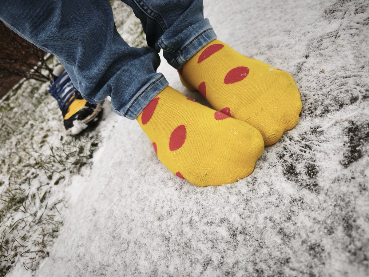 socks_sneakers's tweet photo. Yellow socks in the snow 😍

#socks #socken #buntesocken #colorfulsocks #sockenfetisch #socksfetish #snowsocks #snow #sweatysocks #dirtysocks #wetsocks https://t.co/VYev3fmzSJ