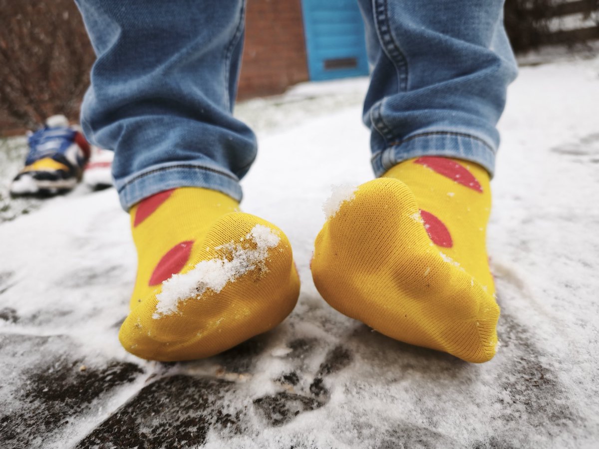 socks_sneakers's tweet photo. Yellow socks in the snow 😍

#socks #socken #buntesocken #colorfulsocks #sockenfetisch #socksfetish #snowsocks #snow #sweatysocks #dirtysocks #wetsocks https://t.co/VYev3fmzSJ