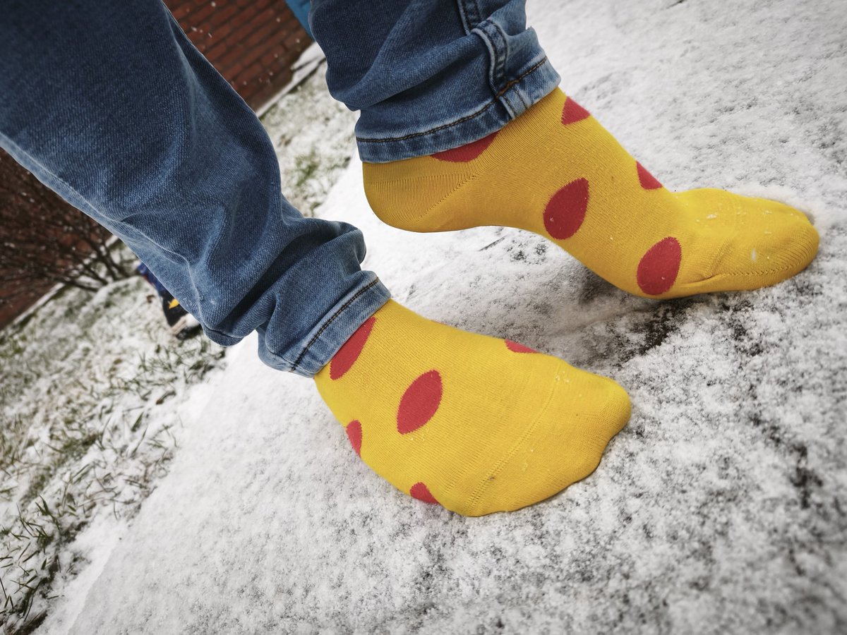 socks_sneakers's tweet photo. Yellow socks in the snow 😍

#socks #socken #buntesocken #colorfulsocks #sockenfetisch #socksfetish #snowsocks #snow #sweatysocks #dirtysocks #wetsocks https://t.co/VYev3fmzSJ