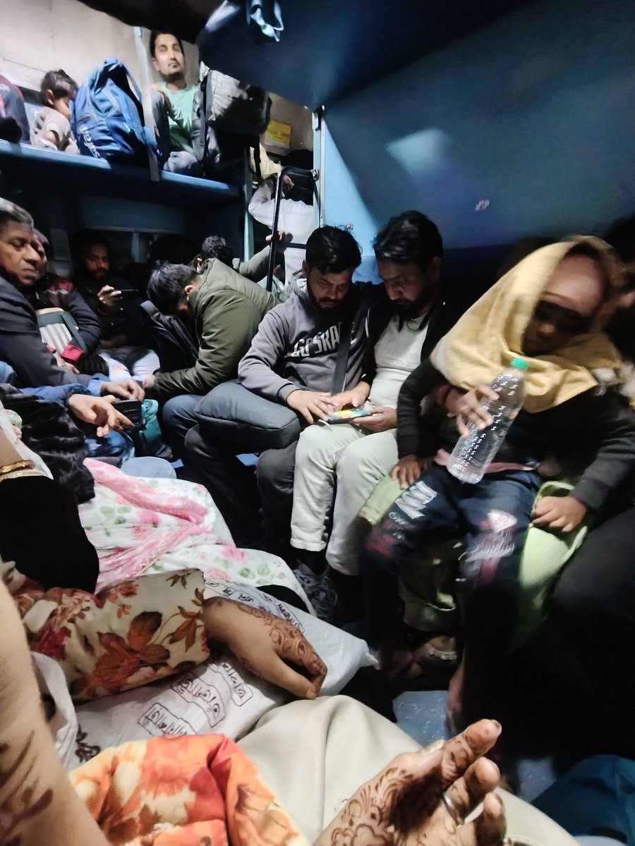 its_anushree's tweet photo. Kindly investigate this matter . PNR details can be shared via DM.
Photos attached for reference of overcrowding in Sleeper coach and unsafe track crossing at Khurja station. https://t.co/rjjc0FiUdr