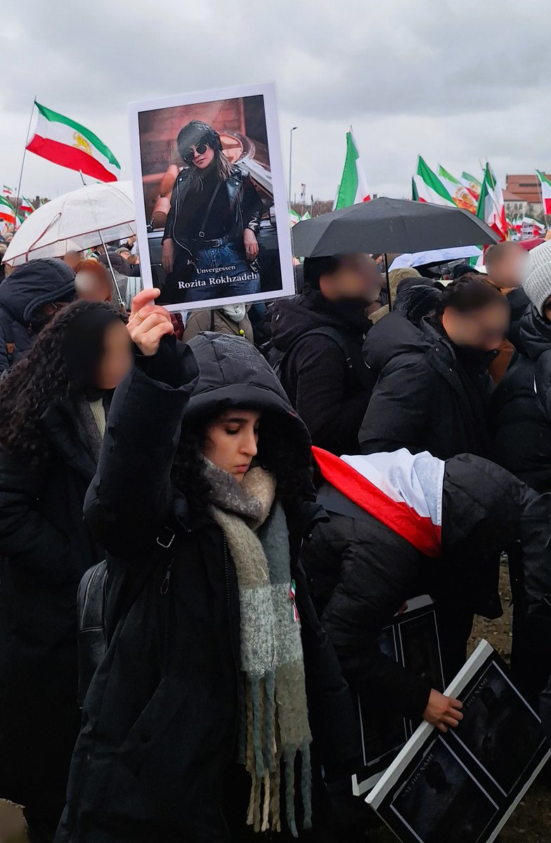rezakakooee's tweet photo. در گردهمایی مونیخ چند صد عکس گرفتم؛ تقریباً همه با یک تم مشترک: در دست داشتن عکسِ جاویدنامان یا عزیزانی که در بند هستند، مشابه همین چند عکسی که اینجا می‌بینید.

سایر عکس‌ها را می‌توانید در لینک دراپ‌باکس زیر ببینید:

https://t.co/OV0dpktcAf

پیش از عکس‌گرفتن، از همهٔ افرادی که چهره‌شان در تصاویر مشخص است اجازه گرفتم.

می‌توانید آزادانه از این عکس‌ها استفاده کنید. اگر ممکن بود لطفاً مرا تگ کنید: @RezaKakooee
اگر هم یادتان رفت، مهم نیست. 

امیدوارم این عکس‌ها به دست خانواده‌ی جاویدنامان برسد. 

#پاینده_ایران

#Feb14forIran