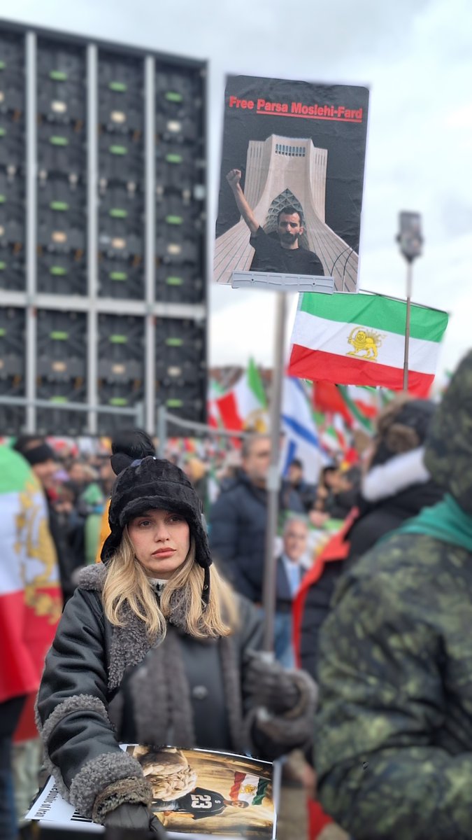 rezakakooee's tweet photo. در گردهمایی مونیخ چند صد عکس گرفتم؛ تقریباً همه با یک تم مشترک: در دست داشتن عکسِ جاویدنامان یا عزیزانی که در بند هستند، مشابه همین چند عکسی که اینجا می‌بینید.

سایر عکس‌ها را می‌توانید در لینک دراپ‌باکس زیر ببینید:

https://t.co/OV0dpktcAf

پیش از عکس‌گرفتن، از همهٔ افرادی که چهره‌شان در تصاویر مشخص است اجازه گرفتم.

می‌توانید آزادانه از این عکس‌ها استفاده کنید. اگر ممکن بود لطفاً مرا تگ کنید: @RezaKakooee
اگر هم یادتان رفت، مهم نیست. 

امیدوارم این عکس‌ها به دست خانواده‌ی جاویدنامان برسد. 

#پاینده_ایران

#Feb14forIran