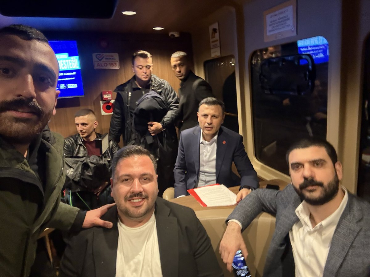 Karadan yasakladılar denizden gidiyoruz.

Köprüler Halkındır Halkın Kalacak!