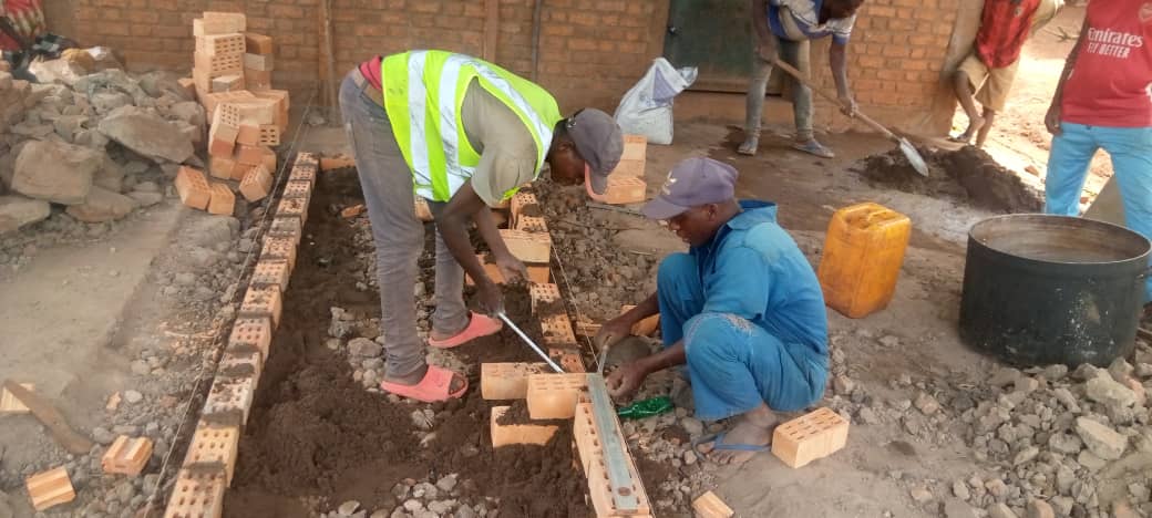 MagazineJimbere's tweet image. 🍽️ Dans les communes de #Busoni et #Kirundo (@PButanyerera), la question du manque de trépieds pour les cantines scolaires est en cours de résolution

🏗️ Selon Faustin Kubwayo, directeur de l’école fondamentale de #Mutwenzi, des trépieds modernes sont en cours d’installation dans