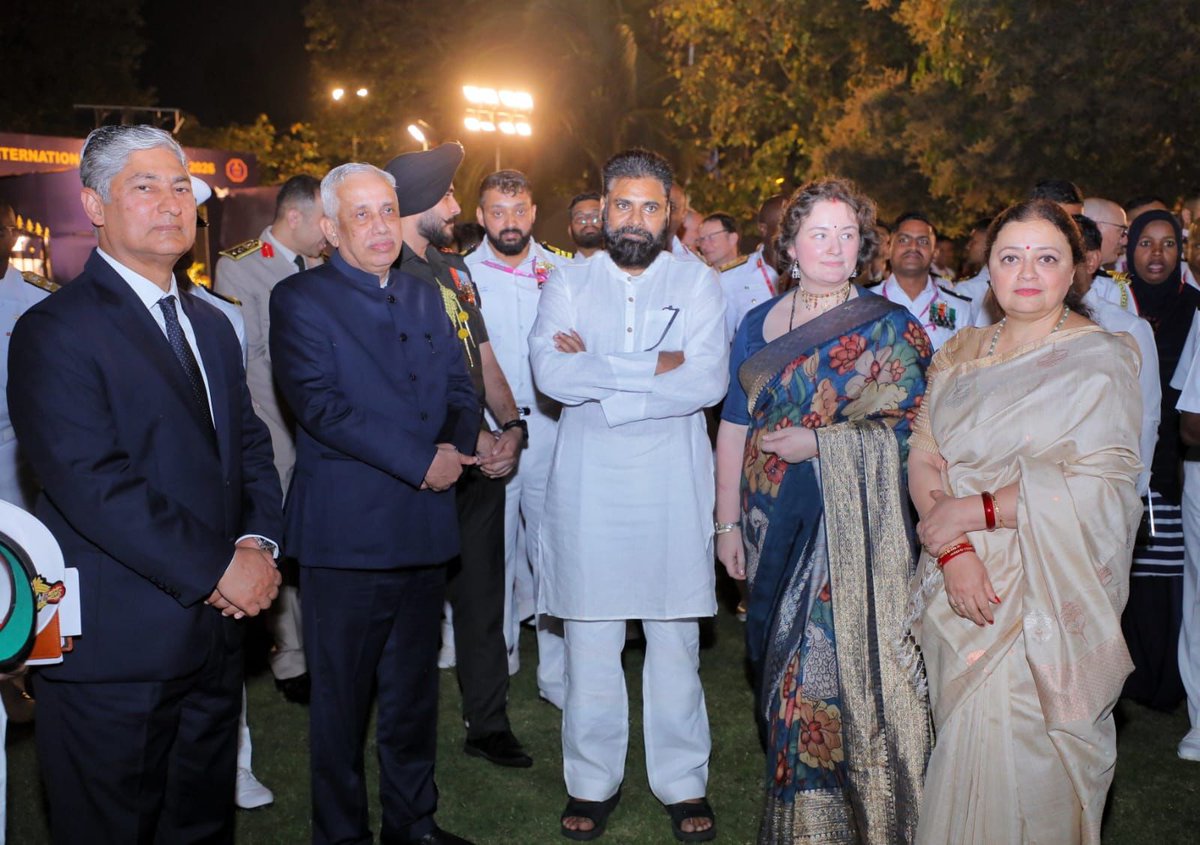 ఇంటర్నేషనల్ ఫ్లీట్ రివ్యూ -2026 కార్యక్రమంలో పాల్గొనేందుకు విశాఖకు వచ్చిన గౌరవనీయ రాష్ట్రపతి శ్రీమతి ద్రౌపదీ ముర్ము గారి గౌరవార్ధం నేవీ అధికారులు ఇచ్చిన విందులో రాష్ట్ర ప్రభుత్వం తరుఫున గౌరవనీయ గవర్నర్ జస్టిస్ ఎస్ అబ్దుల్ నజీర్ గారు, ఉప ముఖ్యమంత్రి శ్రీ పవన్ కళ్యాణ్ గారు,