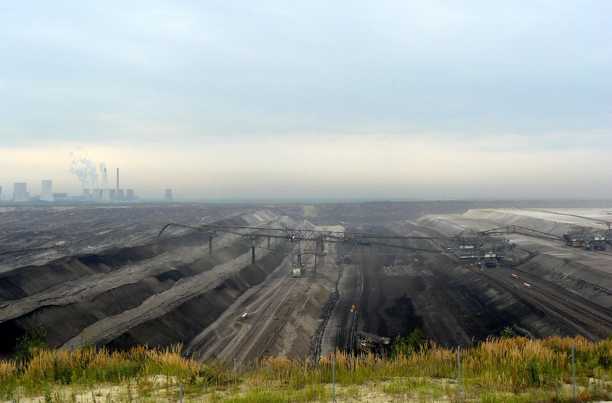sjowall69's tweet photo. Le saviez-vous ? La mine de lignite à ciel ouvert de Nochten pourrait contenir 17000 mégabassines de Sainte-Soline, soit environ 15 fois la totalité des mégabassines françaises.
C'est rigolo, non, @EELV @marinetondelier &amp; co ? https://t.co/xonhbx2W8Z