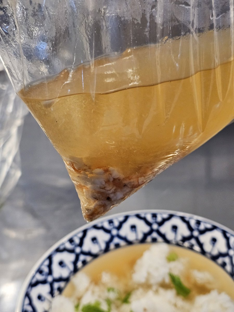 สั่งแกรปข้าวต้มทะเล 'พิมพ์ว่าเอาแต่ปลา ทำฟันมาเคี้ยวไม่ได้ค่ะ' ร้านโทรกลับมายอกปลาไม่มี นี่นิ่งไป 2 วิ เขาบอก 'มีแต่กุ้งเดี๋ยวหั่นเป็นชิ้นเล็กให้ ได้มั้ยคะ' คือชั้นรู้สึกดีมากอ่ะ