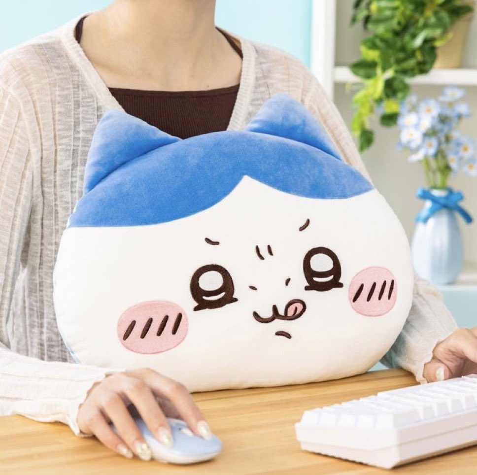 tanijrou's tweet image. I NEED A HACHIWARE BLEP OF CONCENTRATION PILLOW